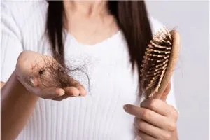 Perché mi cadono i capelli e quando preoccuparmi
