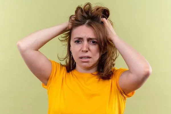 Perte de cheveux normale chez les femmes : quand s’inquiéter ?