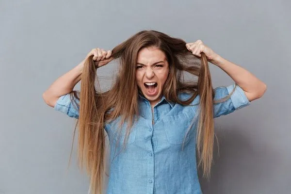 Perte de cheveux normale chez les femmes : quand s’inquiéter ?
