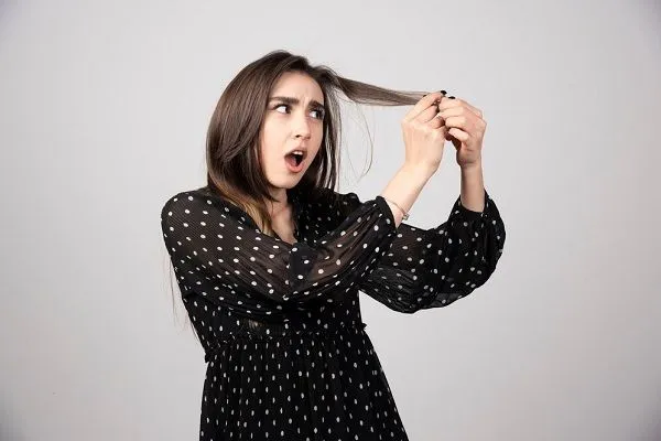 Perte de cheveux normale chez les femmes : quand s’inquiéter ?