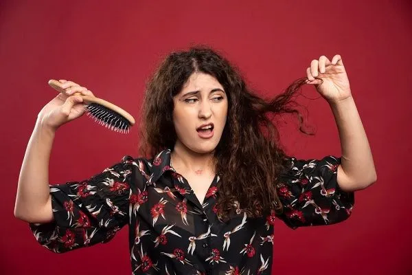 Perte de cheveux normale chez les femmes : quand s’inquiéter ?