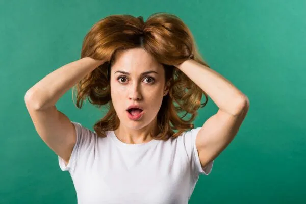 Trucchi per prendersi cura dei capelli grassi