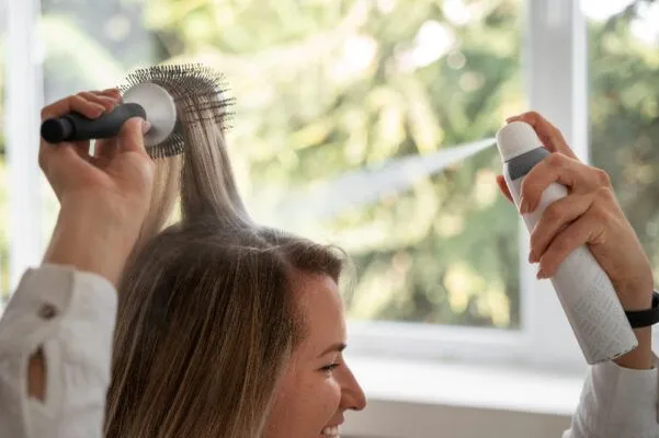 Trucchi per prendersi cura dei capelli grassi