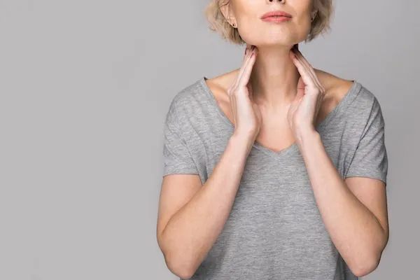 Il ruolo della tiroide nella caduta di capelli femminile