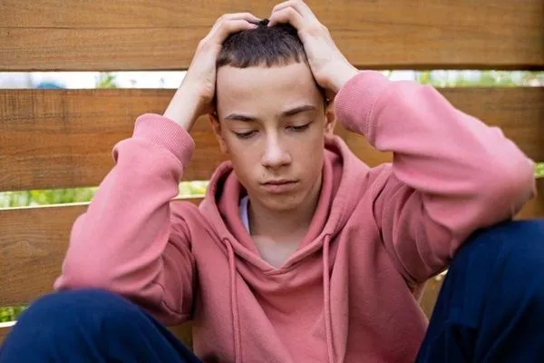 A che età i capelli di solito iniziano a cadere