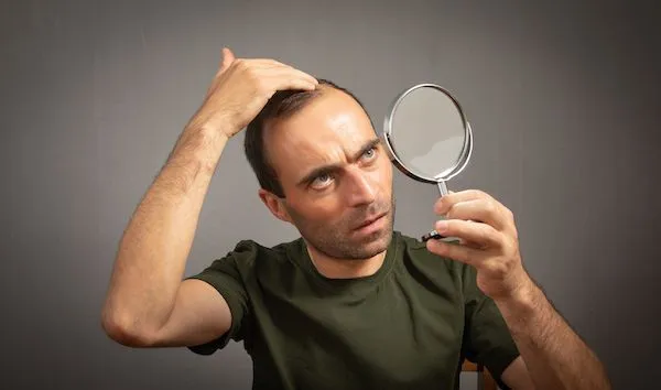 Come evitare la caduta dei capelli, cosa prendere? Può essere evitata?