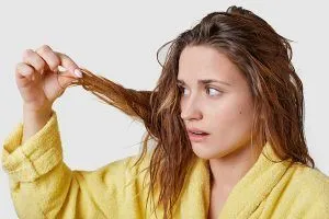 Trucchi per prendersi cura dei capelli grassi
