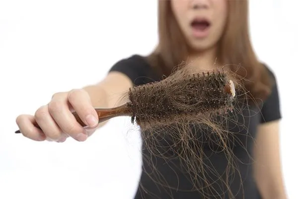 Chute de cheveux : causes, signes, diagnostic et solutions complètes