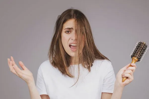 Chute de cheveux : causes, signes, diagnostic et solutions complètes