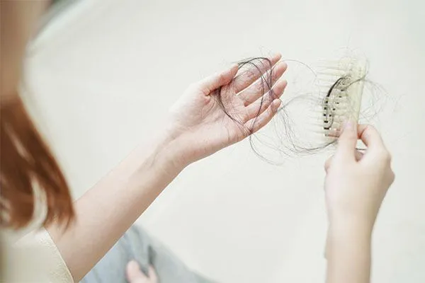 Chute de cheveux : causes, signes, diagnostic et solutions complètes