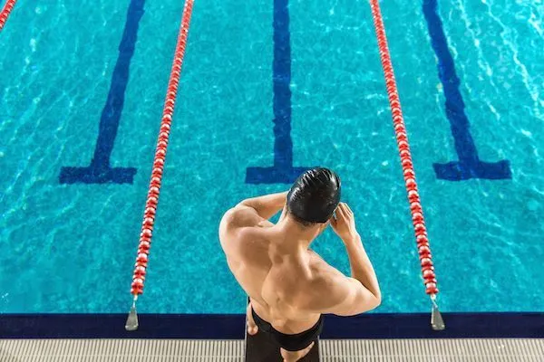 In che modo il cloro delle piscine influisce sui capelli?