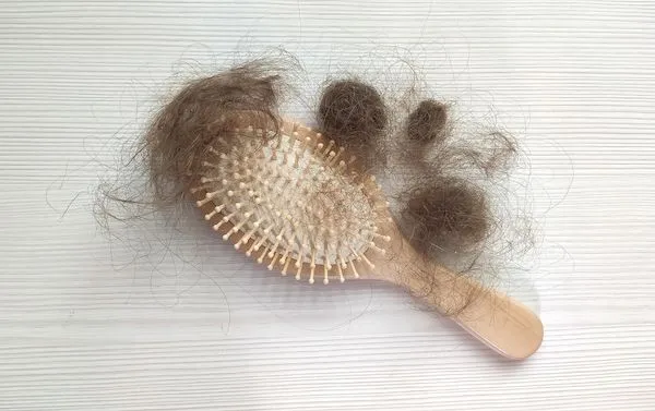 Cos’è una protesi per capelli? È visibile?