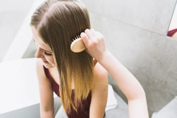 Comment démêler les cheveux sans les agresser ?