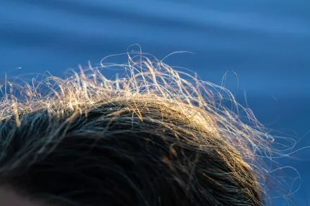 Il sole danneggia i capelli?
