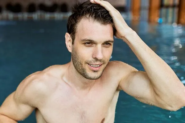 In che modo il cloro delle piscine influisce sui capelli? 5 In che modo il cloro delle piscine influisce sui capelli?