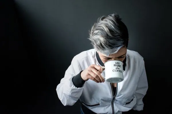 Canicie, perché appaiono i capelli bianchi?