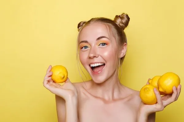 È vero che il limone schiarisce i capelli?