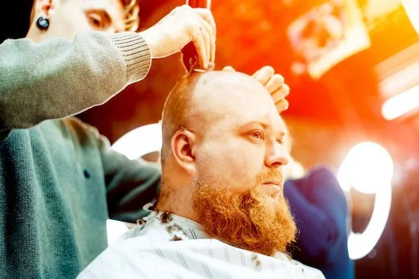I migliori tagli di capelli per uomini con linea frontale sfuggente 4 I migliori tagli di capelli per uomini con linea frontale sfuggente