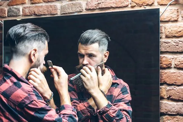 I migliori tagli di capelli per uomini con linea frontale sfuggente