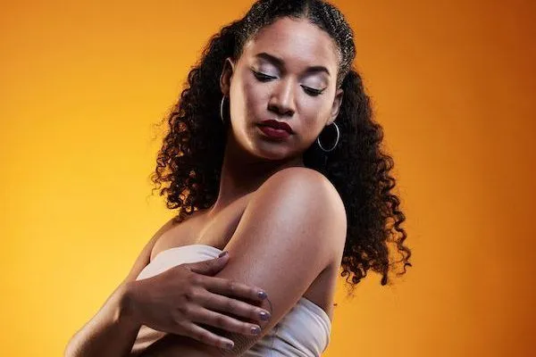 La melanina influenza la caduta dei capelli? 1 La melanina influenza la caduta dei capelli?