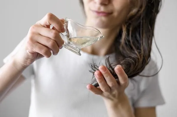 Oil pulling per capelli: cos’è e come si fa?