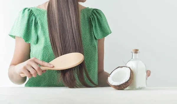 Olio di cocco per capelli secchi: come si applica?