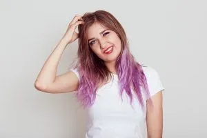 Perché mi prude la testa e mi cadono i capelli?