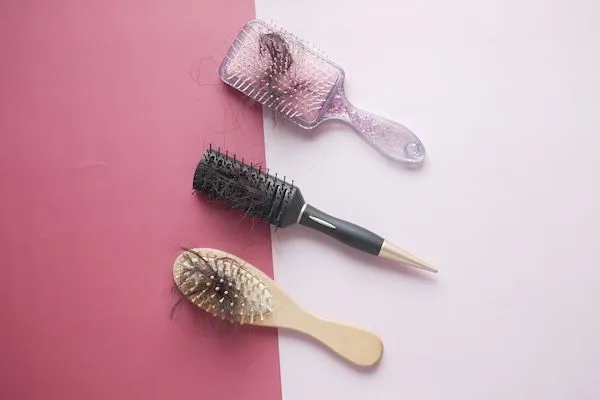 Come pulire le spazzole per capelli