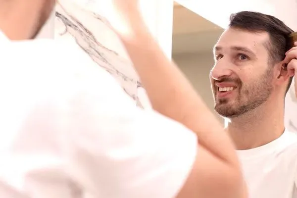 Perdo molti capelli: quanto è normale e quanto non lo è? 7 Perdo molti capelli: quanto è normale e quanto non lo è?