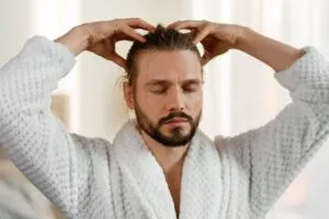 Perdo molti capelli: quanto è normale e quanto non lo è? 3 Perdo molti capelli: quanto è normale e quanto non lo è?