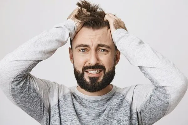 Quali sono le cause della caduta dei capelli negli uomini? 2 Quali sono le cause della caduta dei capelli negli uomini?